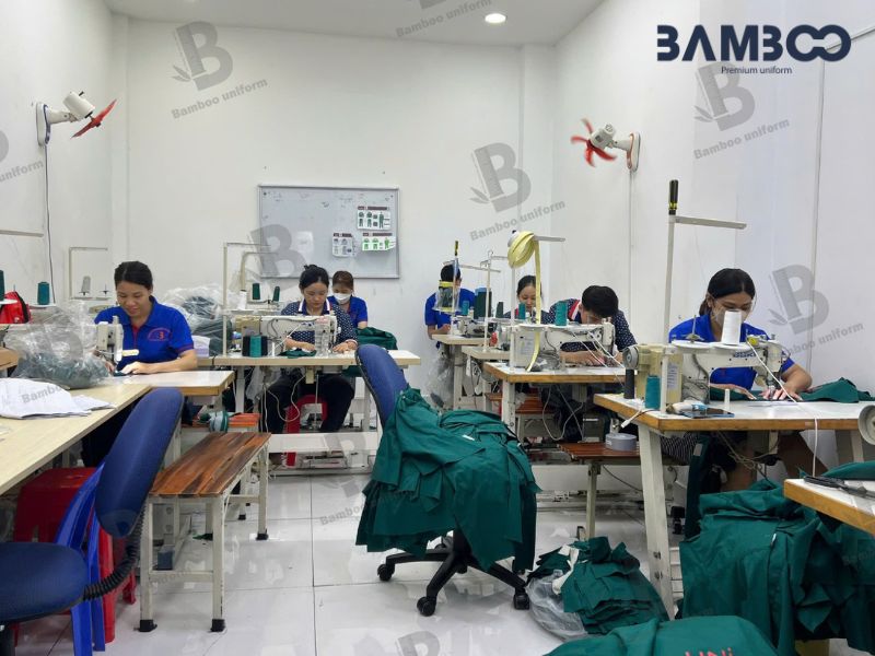 Chọn xưởng may team building cần uy tín, sản xuất trực tiếp, vải chuẩn, in bền và giao hàng đúng hẹn