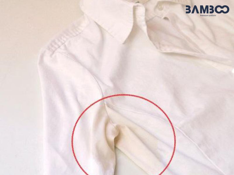 Lưu ý tẩy ố áo đồng phục cần phân loại vải, test trước, dùng nước ấm, tránh chà mạnh và xả thật sạch