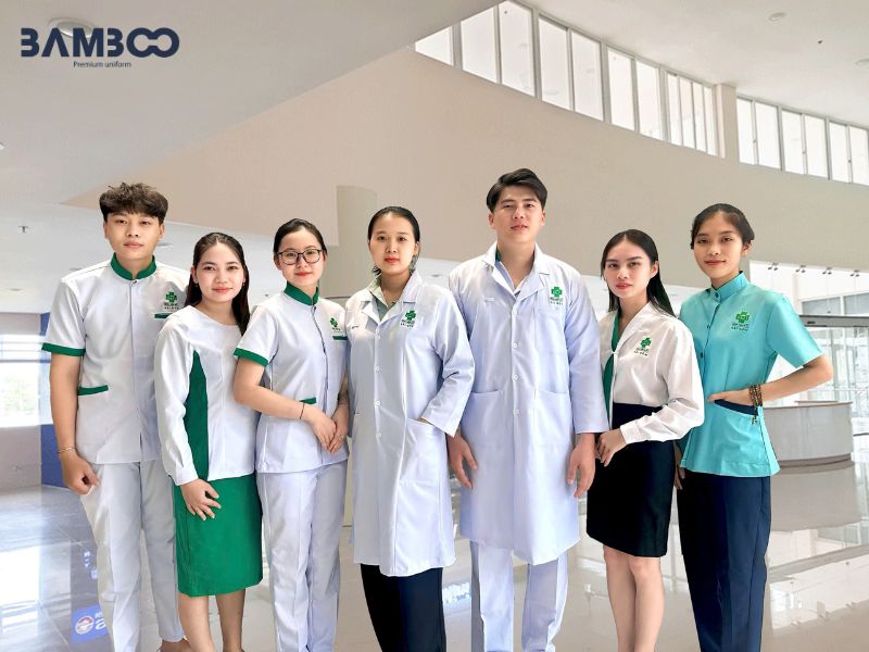 Khi đặt may đồng phục bệnh viện cần chọn vải kháng khuẩn thoáng khí chống nhăn, thiết kế đúng vị trí, size chuẩn và phụ kiện bền chắc