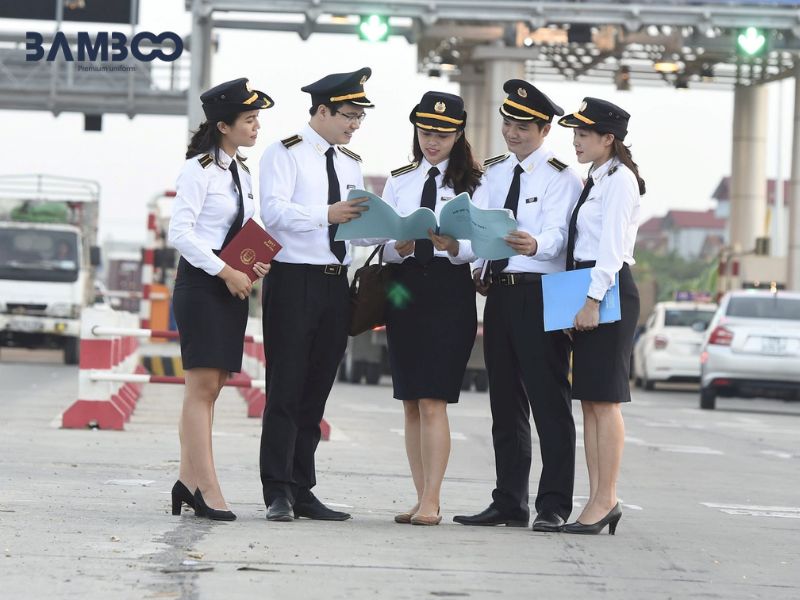 Đồng phục kiểm toán nên lịch sự, thoải mái, đúng form, màu sắc hài hòa và logo tinh tế