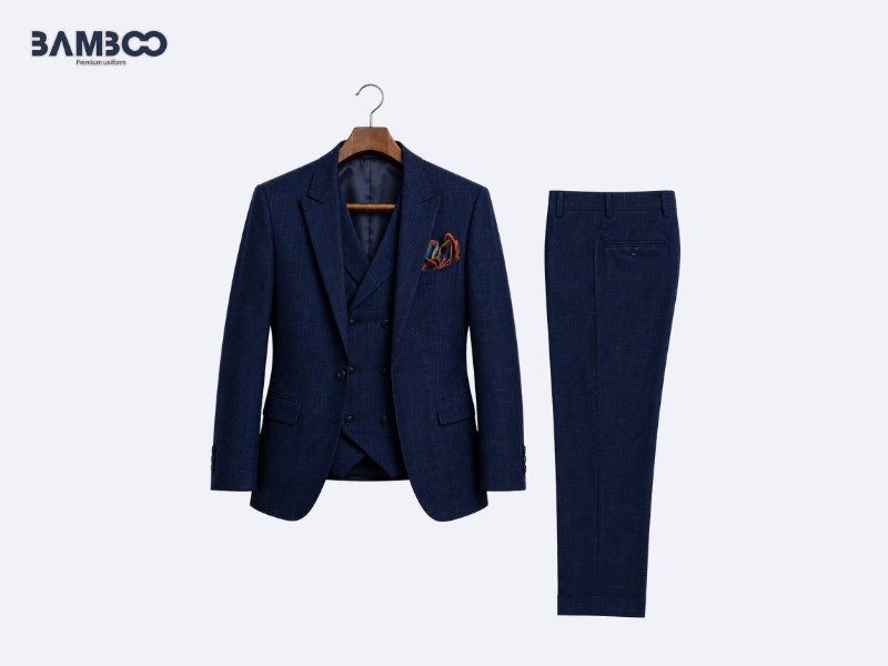 Vest nam xanh dương đậm họa tiết caro cần chuẩn form, họa tiết cân đối, phối phụ kiện hài hòa