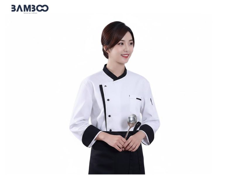 May áo bếp trắng cổ đen cần chọn vải thoáng, phối màu bền và đường may chắc chắn