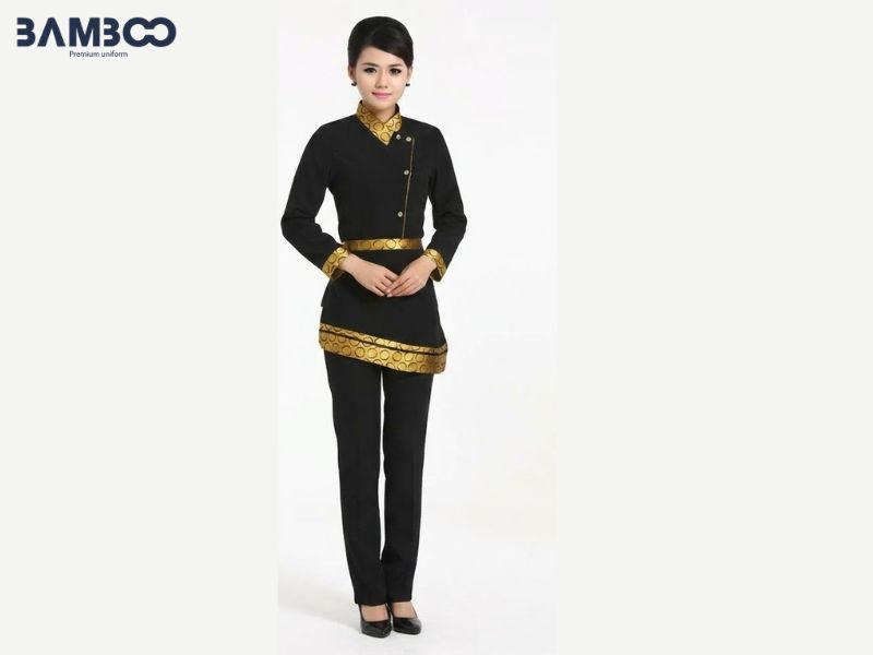 Khi may áo chéo cổ phục vụ cần chú ý form dáng, chất liệu thoáng mát, màu sắc hài hòa, đường may chắc chắn, logo bền và size vừa vặn