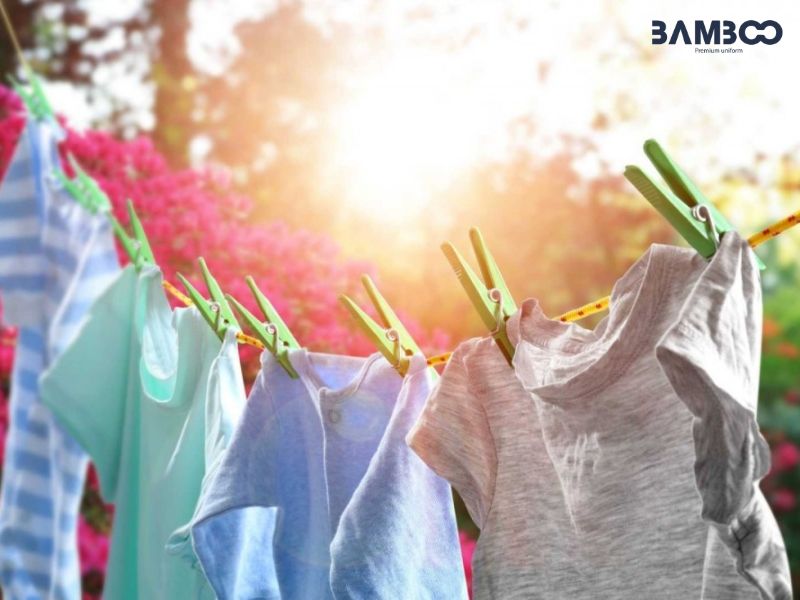 Tẩy rỉ sét trên quần áo lao động nên phơi quần áo dưới ánh nắng mặt trời giúp vết rỉ bong ra hoặc bay hơi dễ dàng