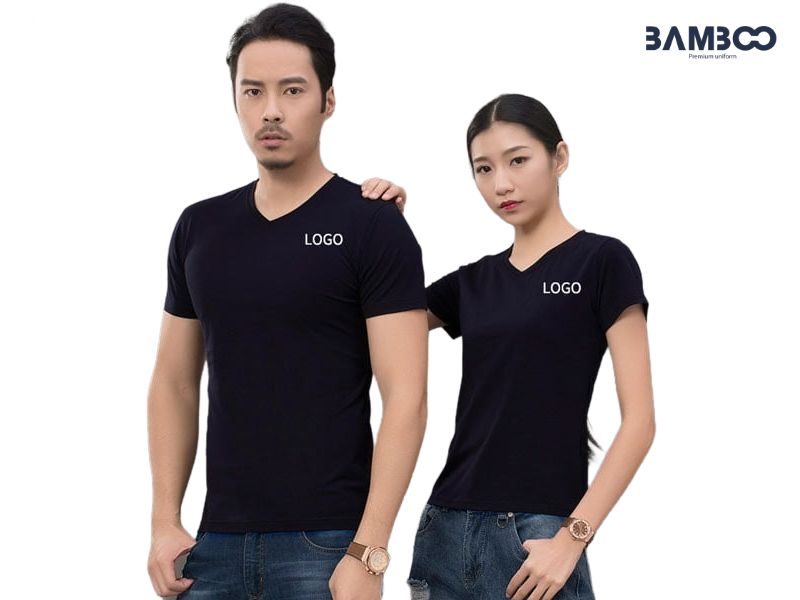 Mẫu áo thun đồng phục cổ tim màu đen in logo theo yêu cầu