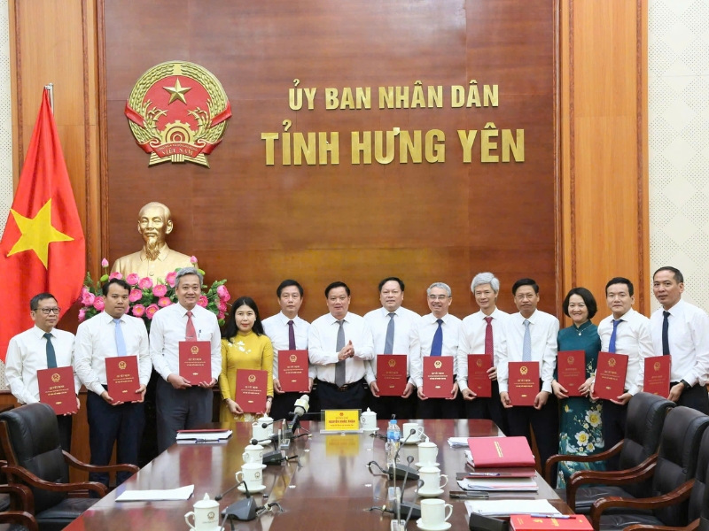 Mẫu đồng phục UBND ưu tiên thiết kế lịch sự, màu sắc hài hòa và thuận tiện khi làm việc, tiếp dân
