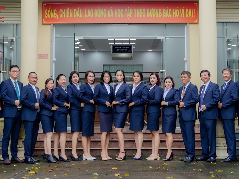 Mẫu vest công sở mang vẻ trang trọng, chỉn chu 