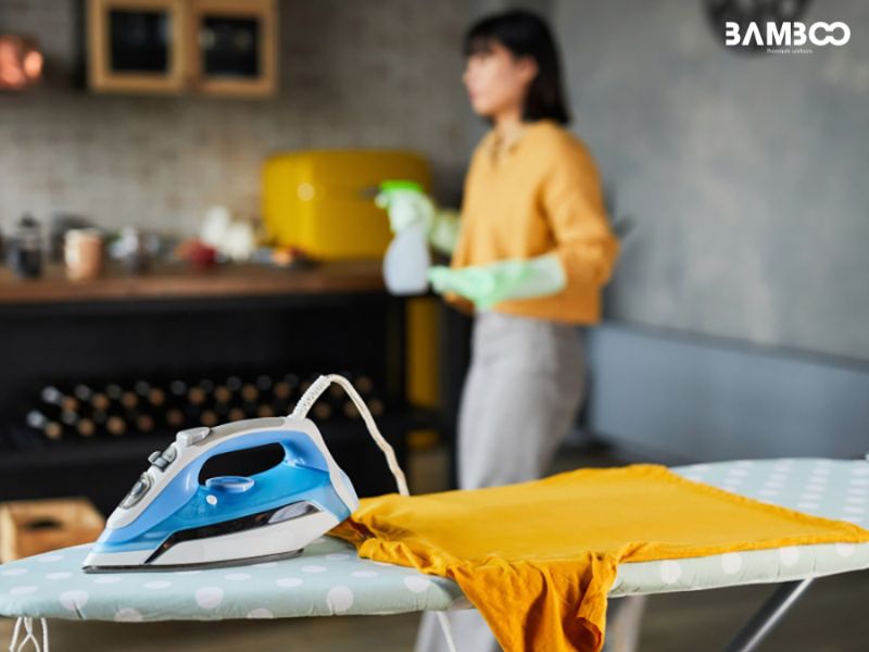 Nếu cần ủi, hãy lộn trái áo và ủi ở nhiệt độ thấp nhất để bảo vệ chất vải