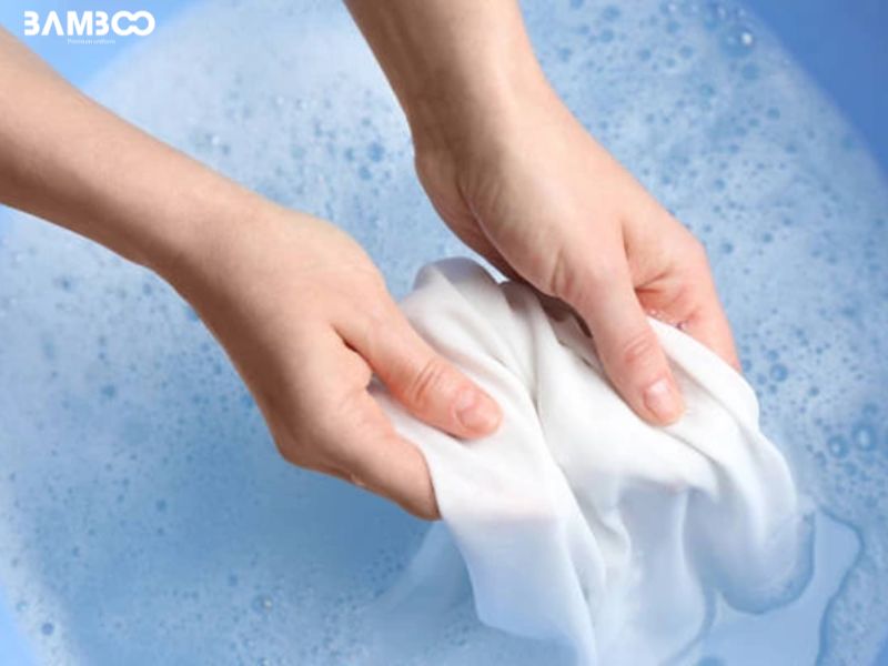 Đồng phục pha chế nên giặt tay thay vì dùng máy hoặc bàn chải cứng để tránh làm nhăn, xù vải