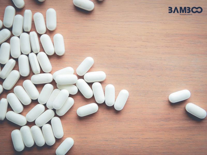 Mẹo xử lý đồng phục bị ố vàng bằng thuốc kháng sinh