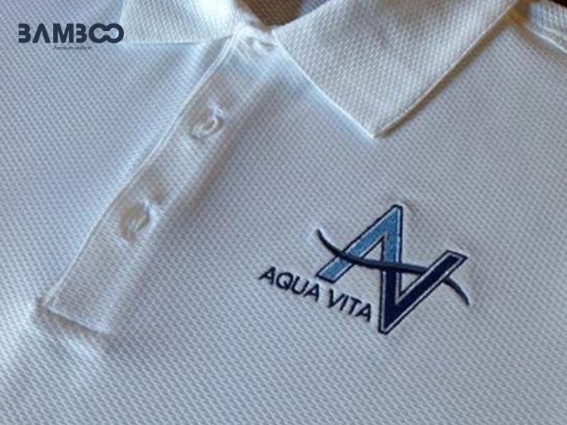 Phối màu thêu 3D cần tương phản, chuẩn brand, kết hợp chỉ bóng và nhám tạo chiều sâu
