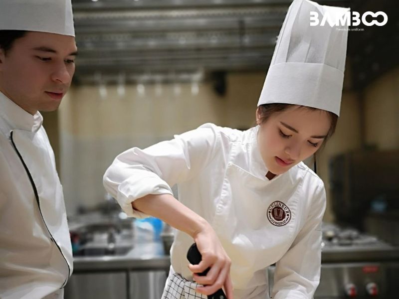 Lịch sử chiếc mũ đầu bếp gắn liền với sự kiện tại Vương quốc Anh dưới triều đại Vua Henry VIII và đến từ Hy Lạp cổ đại