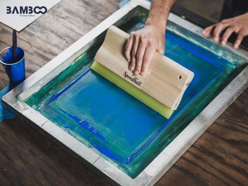 Kỹ thuật in lụa hoạt động dựa trên nguyên lý thấm mực có chọn lọc thông qua khuôn lưới đã được thiết lập