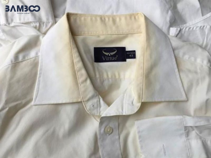 Áo đồng phục bị ố vàng do mồ hôi, lăn khử mùi, giặt trễ khiến vết bẩn bám lâu và oxy hóa