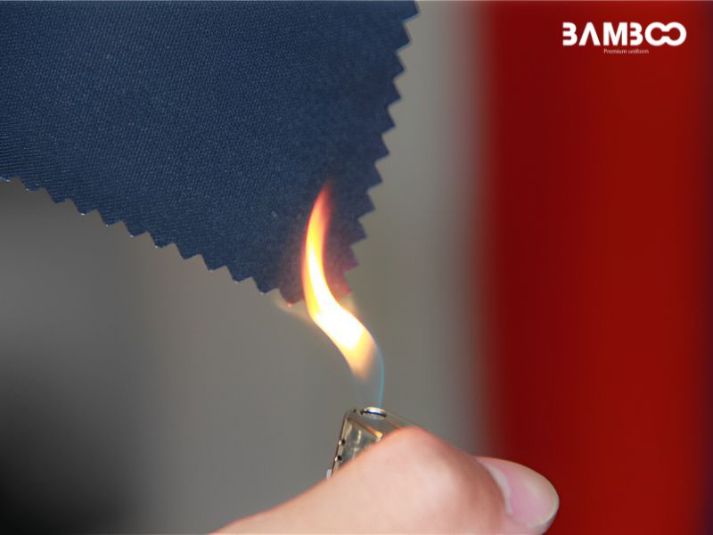 Nhận biết vải kaki 65/35 thật bằng cảm giác tay, thử nước và đốt mẫu nhỏ