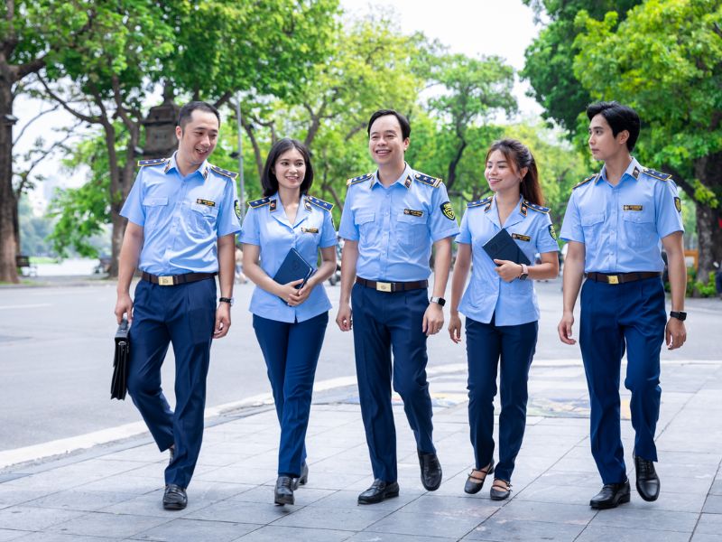 Đồng phục quản lý thị trường mới hiện đại, lịch lãm với sơ mi xanh, vest navy và mũ kêpi biểu trưng uy nghiêm