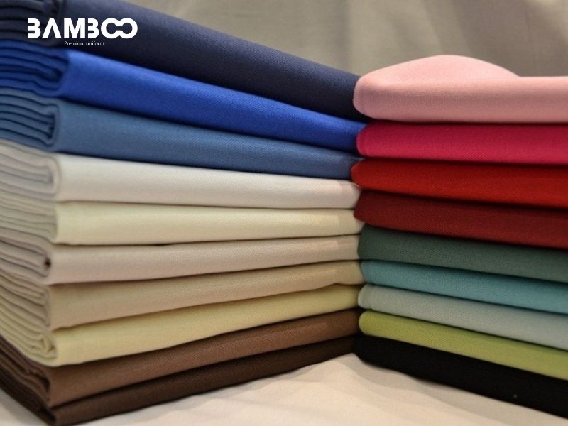 Các chất liệu giữ màu tốt gồm polyester, CVC, TC, cotton nhuộm hoạt tính và vải sợi tre giúp đồng phục bền màu lâu dài