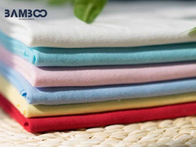 Độ bền màu phụ thuộc vào cấu trúc sợi vải, công nghệ nhuộm và lớp phủ bảo vệ giúp giữ màu ổn định 