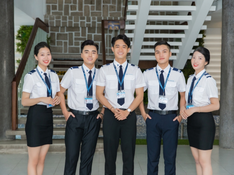 Phụ kiện VAA như cà vạt, bảng tên và cấp hiệu giúp đồng phục thêm chỉn chu, chuyên nghiệp
