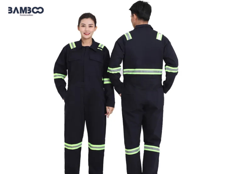 Quần áo chống tĩnh điện giúp kiểm soát điện tích, hạn chế bụi và bảo vệ linh kiện nhạy cảm ESD
