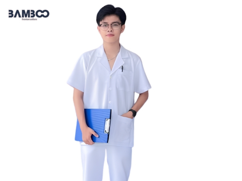 Đồng phục phòng xét nghiệm cần đảm bảo vệ sinh, phối hợp PPE và hạn chế chi tiết gây vướng