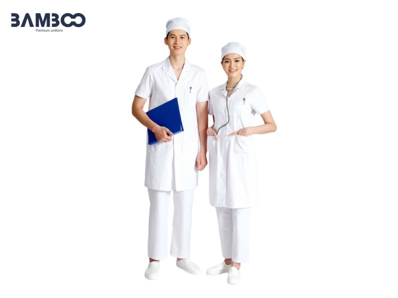 Đồng phục bác sĩ bệnh viện gồm áo blouse trắng cổ Danton, quần âu đồng bộ và mũ cùng chất liệu, màu sắc