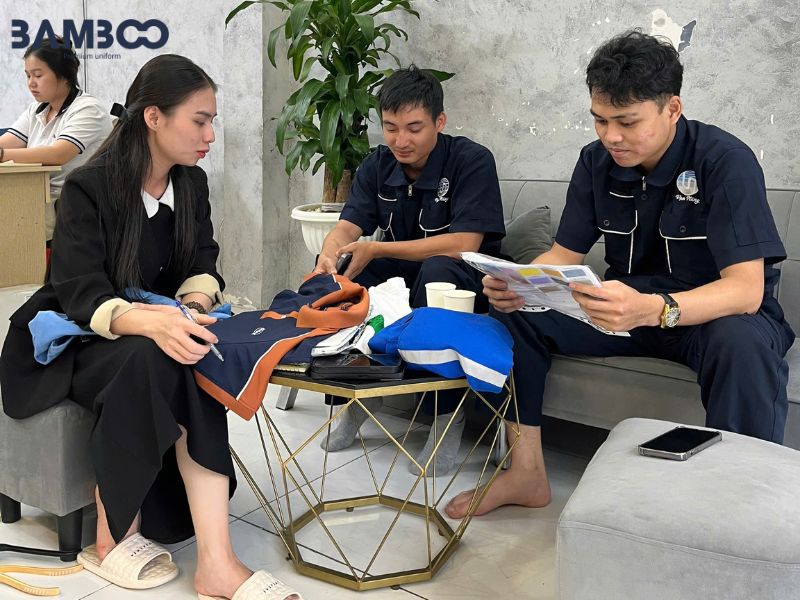 Quy trình đặt may áo thun xám trắng phối viền xanh chuyên nghiệp, minh bạch