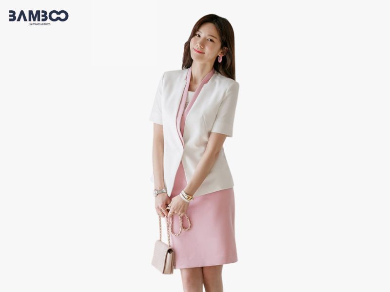 Quy trình may vest thẩm mỹ viện gồm tư vấn, thiết kế, chọn vải, may mẫu, duyệt mẫu và sản xuất
