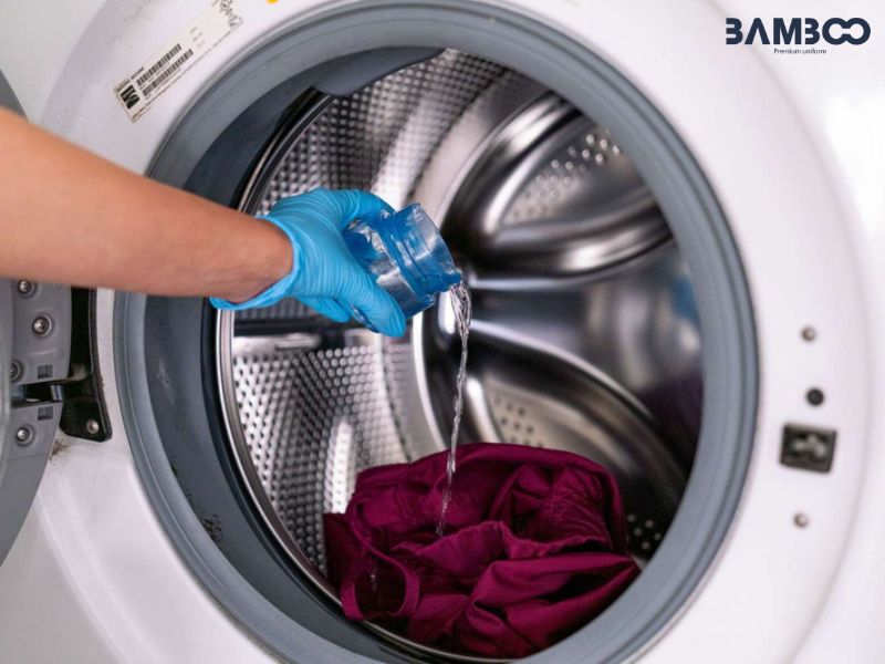 Khi giặt máy hãy chọn chế độ giặt nhẹ nhàng và sử dụng nước ấm để bảo vệ chất liệu vải