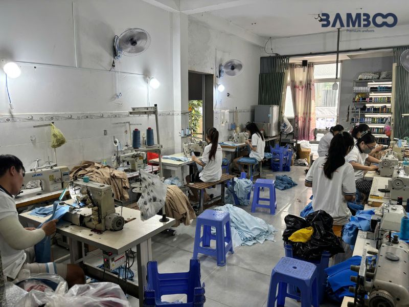 Các bước sản xuất mẫu áo đầu bếp vạt chéo phối viền đen kết hợp giữa kỹ thuật cắt may chính xác và gu thẩm mỹ tinh tế