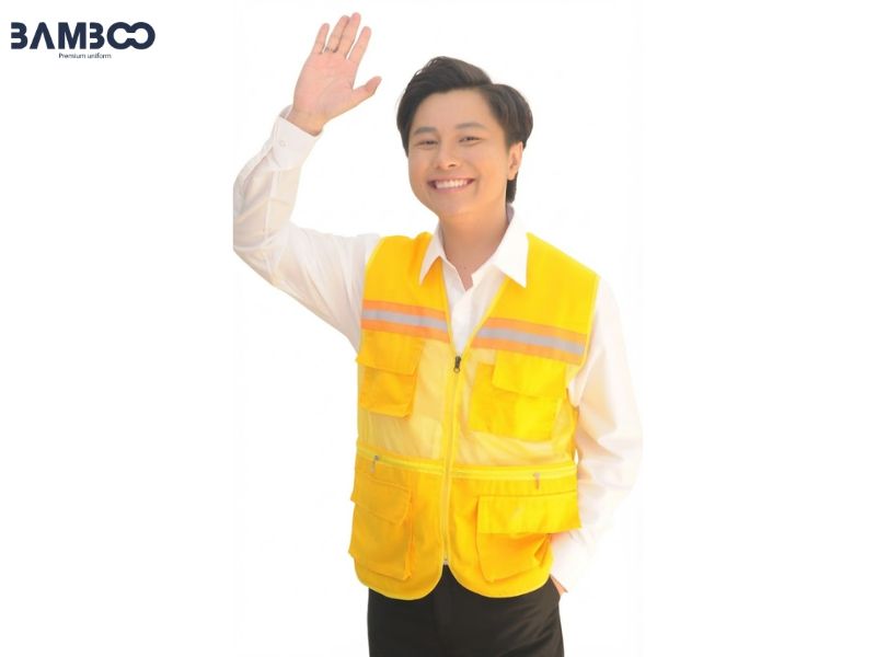 Quy trình may áo gile bảo hộ màu vàng được triển khai đồng bộ từ thiết kế, may mẫu đến hoàn thiện