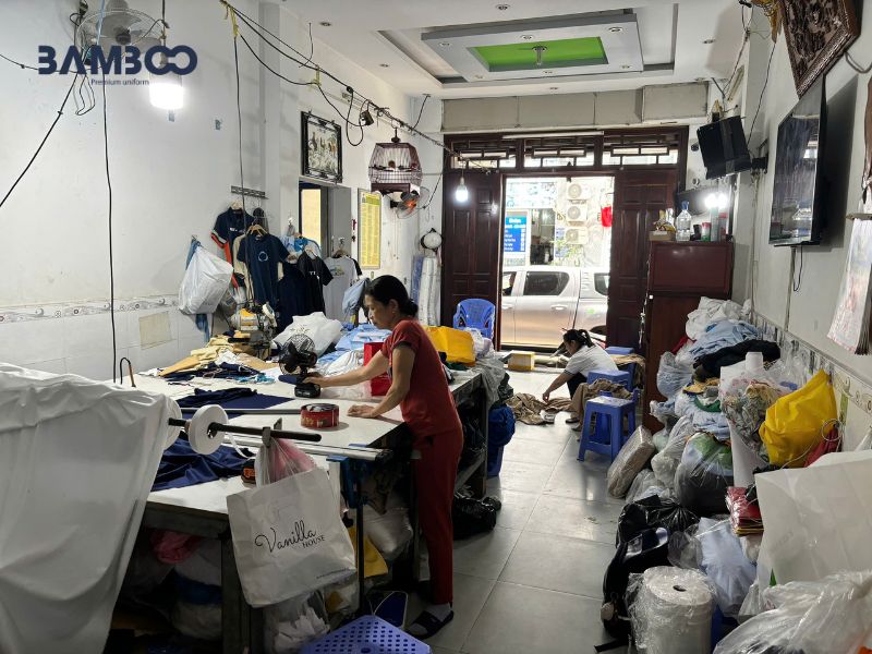 Quy trình đặt may áo nhân viên phục vụ màu trắng sữa