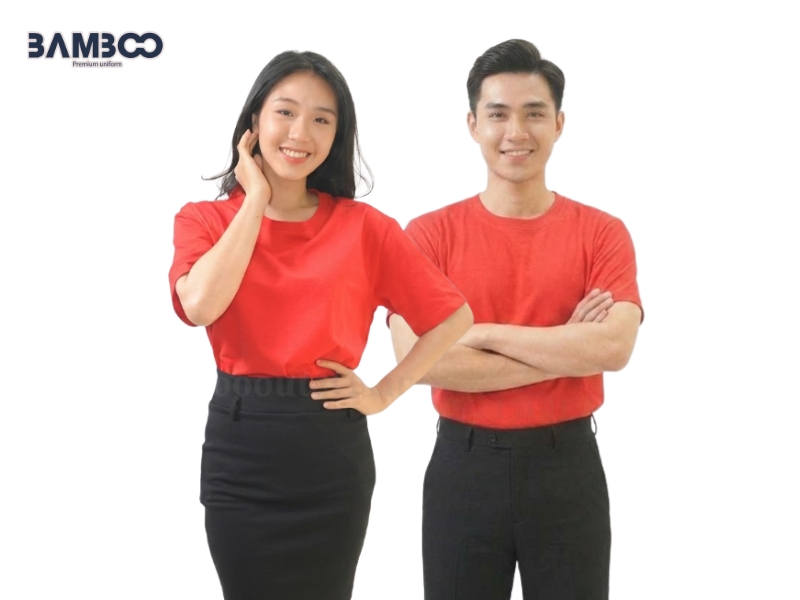 Quy trình đặt may đồng phục áo thun cổ tròn màu đỏ cần rõ ràng từ tư vấn, thiết kế, may mẫu đến kiểm tra và giao hàng