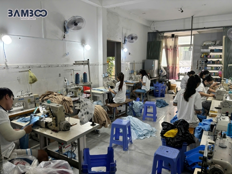 Quy trình may áo xanh đen sọc cam rõ ràng, chuẩn mẫu, đảm bảo tiến độ giao hàng