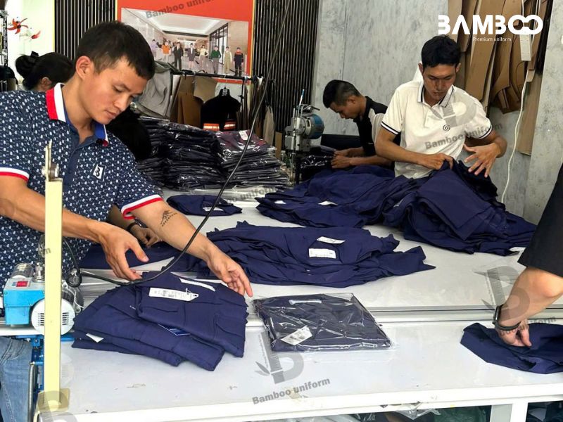 Quy trình may áo thun đồng phục công sở trắng cổ đen tại Bamboo Uniform