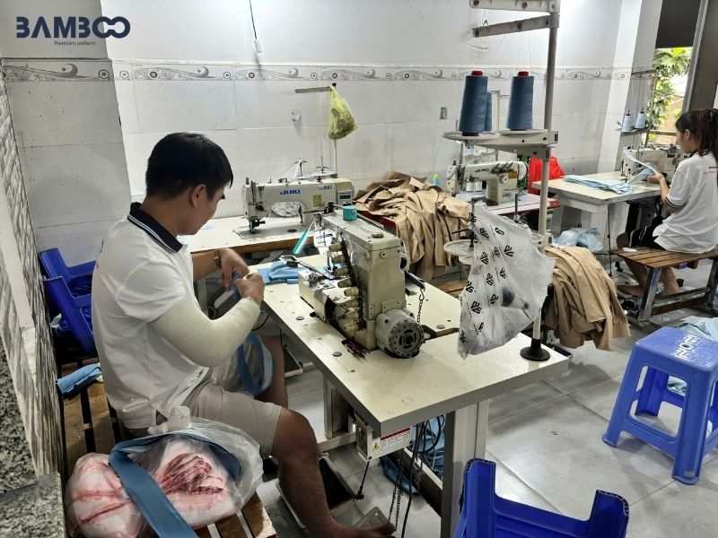 Quy trình may áo thun đồng phục polo viền đen