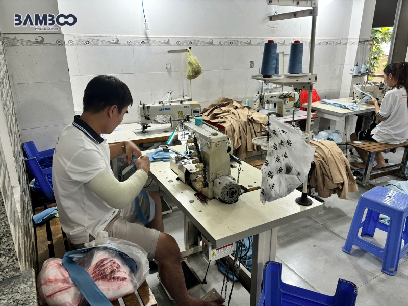 Quy trình may vest Bamboo caro chuyên nghiệp, đảm bảo form dáng chuẩn, chất lượng và đồng bộ thương hiệu