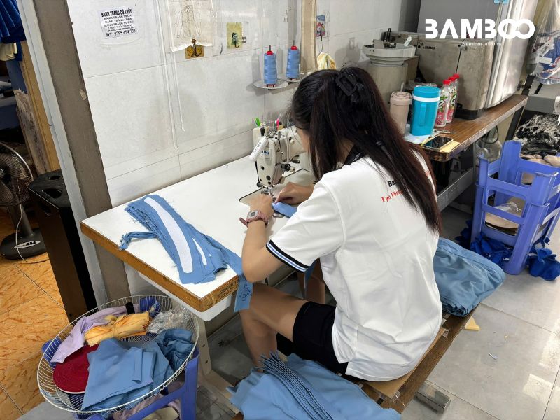 Quy trình đặt may bộ đồ bảo hộ lao động được thực hiện chuyên nghiệp, kiểm soát kỹ nhằm đảm bảo độ bền và tính thẩm mỹ