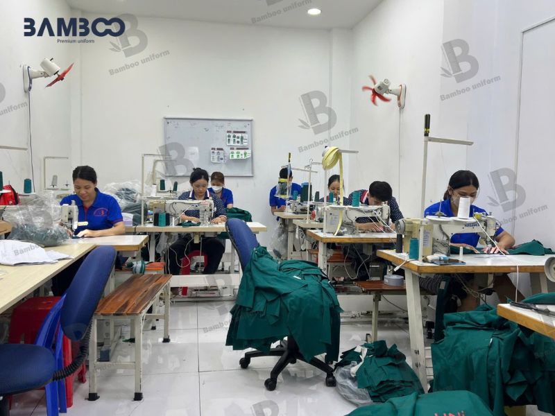 Quy trình may đồng phục điều dưỡng trắng gồm thiết kế, cắt may, ráp nối, thêu logo và kiểm tra chất lượng nghiêm ngặt