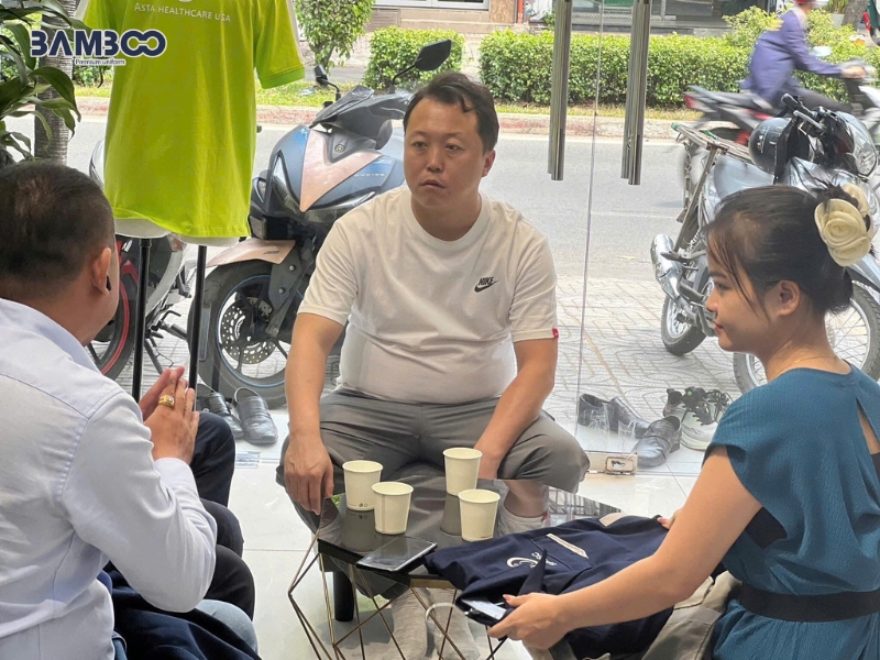 Quy trình may đồng phục Long An gồm tư vấn, duyệt mẫu, sản xuất, kiểm tra và bàn giao