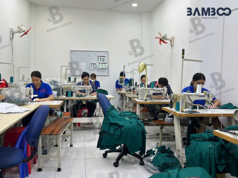 Quy trình may mũ bếp trắng gồm thiết kế rập, cắt vải, tạo nếp và hoàn thiện tỉ mỉ