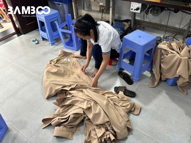 Quy trình may đồng phục chuyên nghiệp, phối hợp chặt chẽ, đảm bảo chất lượng, thẩm mỹ và tiến độ