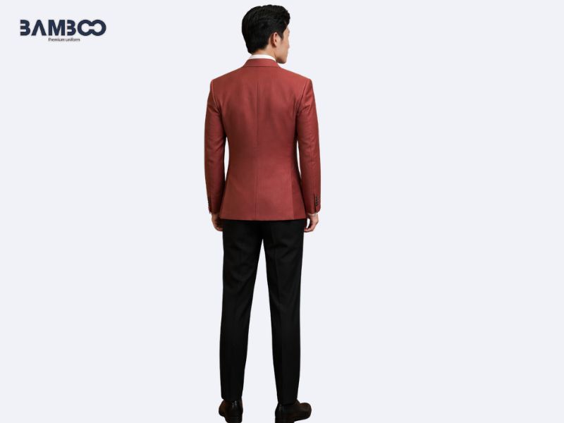Quy trình đặt may vest nam đỏ đô gồm tư vấn, thiết kế, may mẫu, sản xuất và giao hàng đúng tiến độ