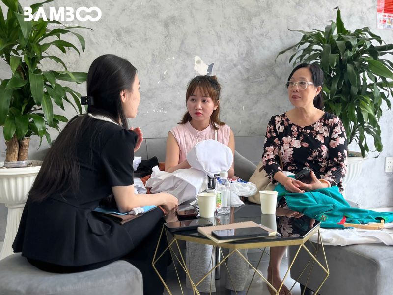 Quy trình may mẫu áo spa đen chuyên nghiệp