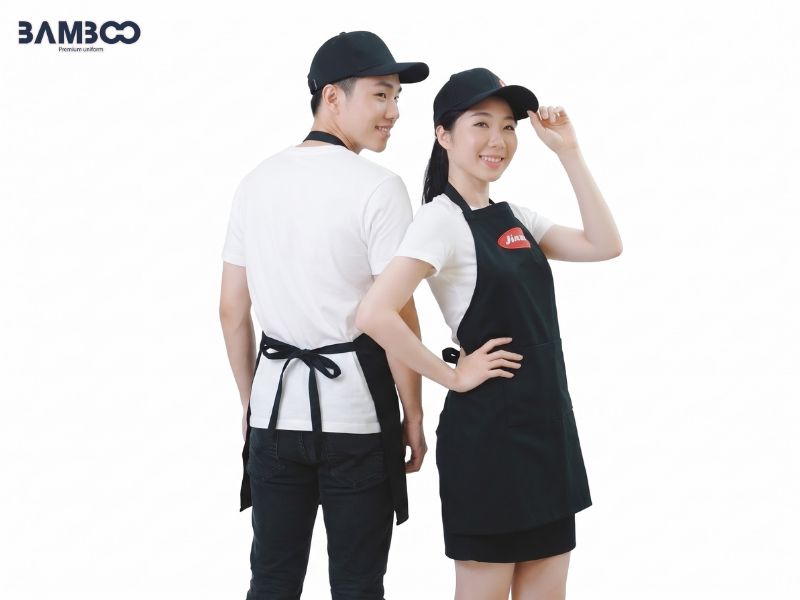 Bamboo Uniform may nón đen phối logo trực tiếp tại xưởng, linh hoạt thiết kế, tối ưu chi phí
