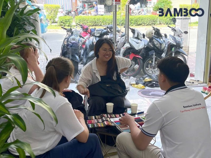 Quy trình may nón tai bèo xanh lá đậm được thực hiện bài bản để đạt chất lượng cao