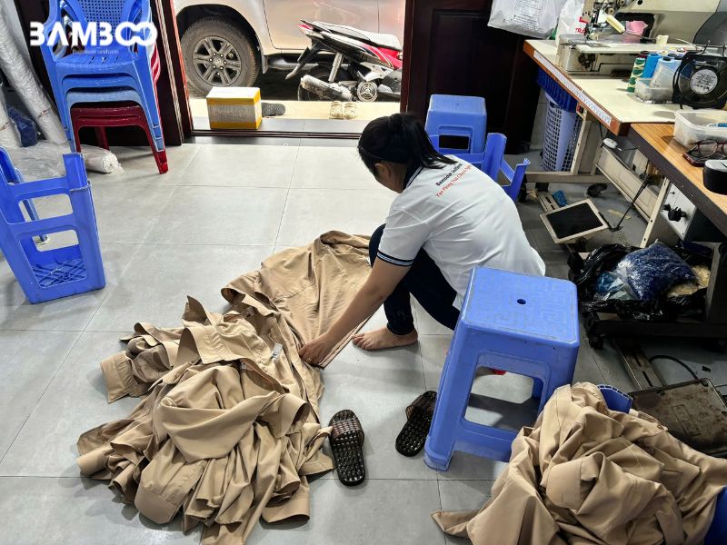 Quy trình may vest hãng xe hơi gồm tư vấn, thiết kế, may mẫu, sản xuất và kiểm tra chất lượng