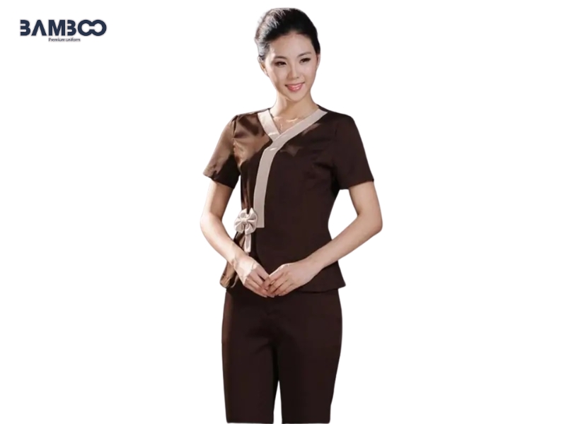 Quy trình may đồng phục spa màu nâu chuyên nghiệp, đảm bảo chất lượng và tiến độ