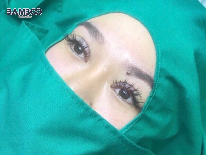 Săng mổ có lỗ giúp định vị vùng phẫu thuật, che phủ và hỗ trợ duy trì vô khuẩn