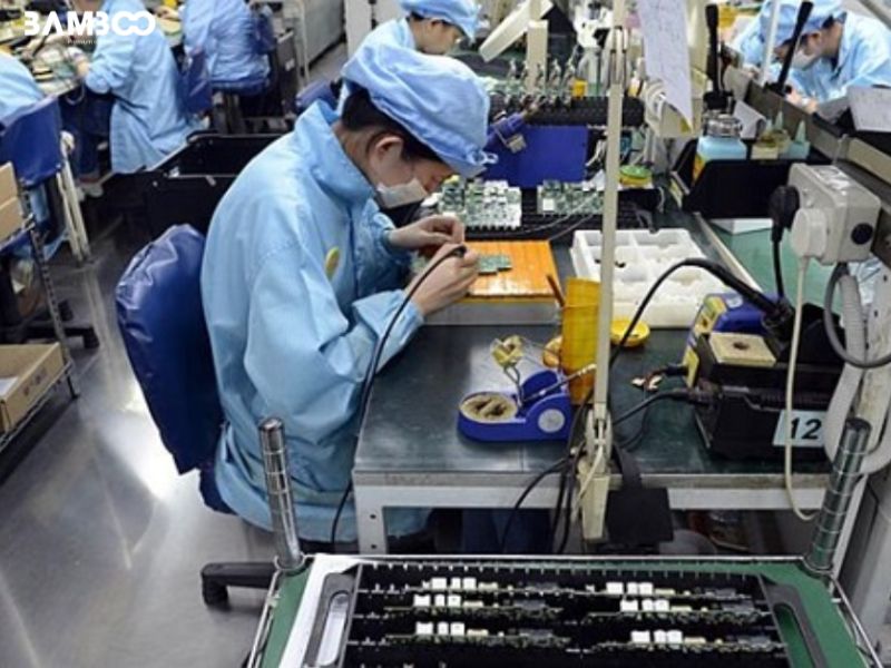 Hướng dẫn chọn size áo chuẩn khi may đồng phục công nhân lắp ráp